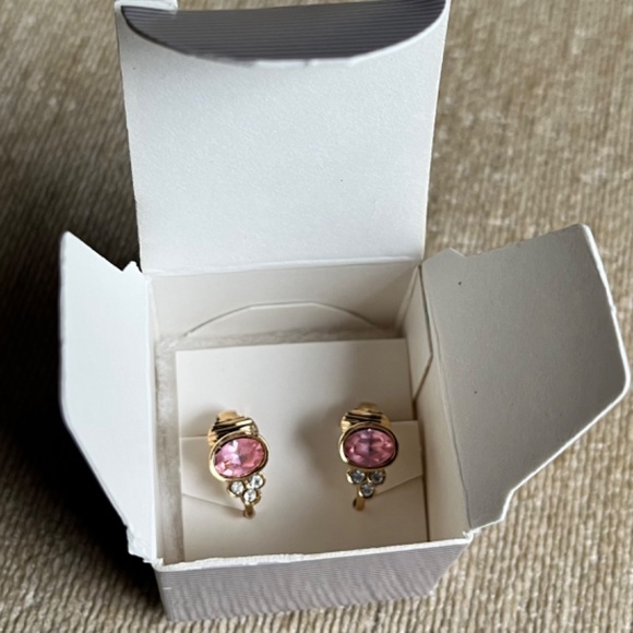 VINTAGE (1990) AVON PASTEL FACETS CLIP-ON EARRINGS (LIGHT ROSE) - Picture 2 of 4